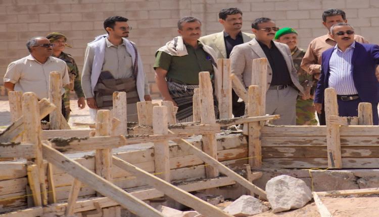 المحافظ بن الوزير يدشن العمل في مشروع إنشاء ثلاث قاعات دراسية بكلية المجتمع شبوة