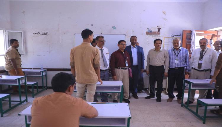 محافظ المهرة يدشن امتحانات الثانوية العامة للعام الدراسي 2025–2026 ويؤكد أهمية التعليم في بناء الإنسان