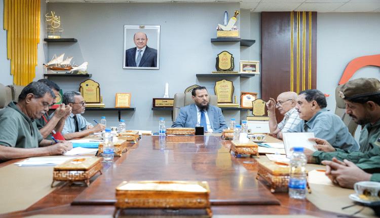 محافظ العاصمة عدن يناقش مع رئيس مصلحة السجون ومدير الأمن أوضاع النزلاء وتعزيز التنسيق مع النيابة والقضاء
