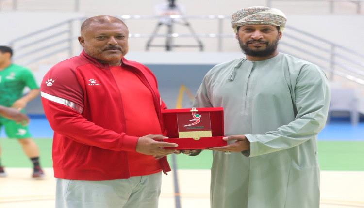 الاتحاد العماني لكرة اليد يكرم نظيره اليمني بـ "درع تذكاري" بمسقط
