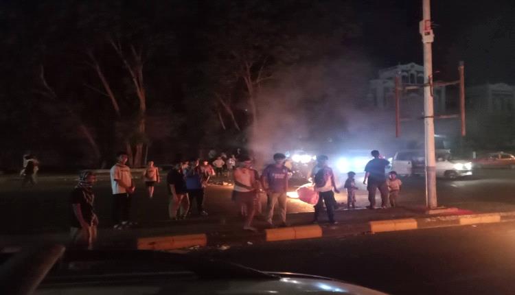 محتجون يقطعون الطريق المؤدي إلى قصر معاشيق بعدن احتجاجاً على تدهور خدمة الكهرباء