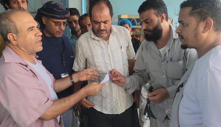 سلطة البريقة تنفذ حملة إغلاق المنشآت التجارية المخالفة وتؤكد على تنمية الموارد المحلية