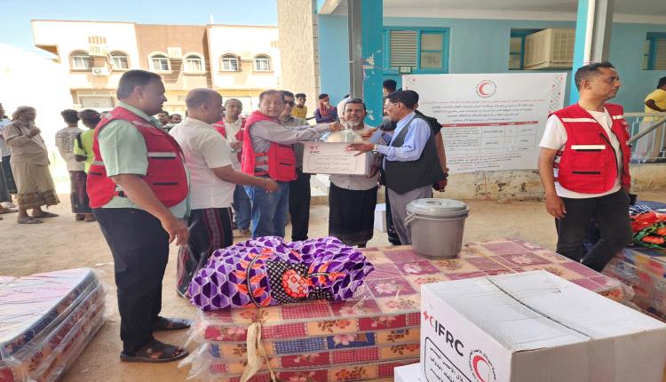 الهلال الأحمر اليمني يوزع مساعدات إيوائية لـ220 أسرة متضررة من الفيضانات بالمناطق الشرقية بوادي حضرموت