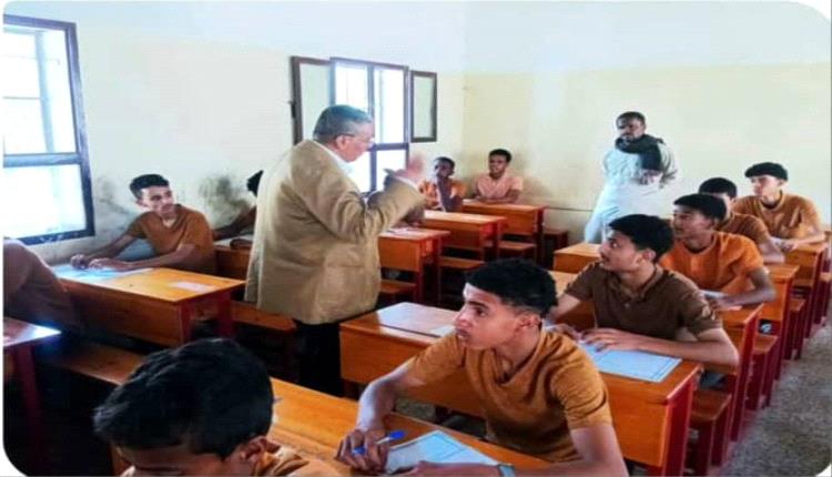 مدير عام شؤون المعلمين بوزارة التربية والتعليم يتفقد سير اختبارات الثانوية العامة في مركز باتيس الامتحاني بخنفر