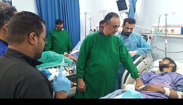 بتوجيهات المحافظ عبدالرحمن شيخ.. مدير صحة عدن يطمئن على أحوال المصابين من حادث إنفجار معسكر قوات العمالقة