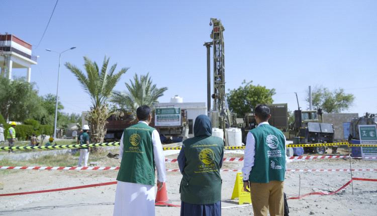 بدعم من مركز الملك سلمان.. تركيب منظومتين للطاقة الشمسية وتجهيز بئرين في مستشفى مأرب العام