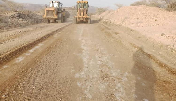 استمرار أعمال صيانة وتأهيل طريق حبيل جبر – العسكرية لتعزيز السلامة المرورية