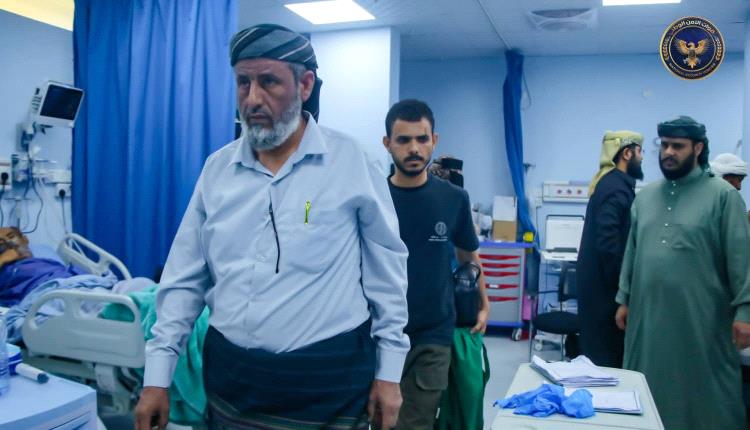 بتوجيهات المحرمي..اللواء الجمالي يتفقد جرحى انفجار مخزن الذخيرة بعدن ويؤكد الاهتمام برعايتهم