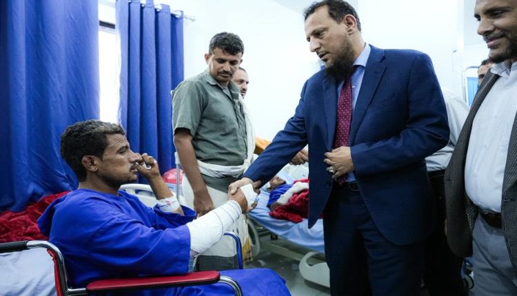 المحافظ عبدالرحمن شيخ يتفقد جرحى انفجار معسكر العمالقة ويشدد على أهمية إيلائهم الرعاية الطبية الكاملة