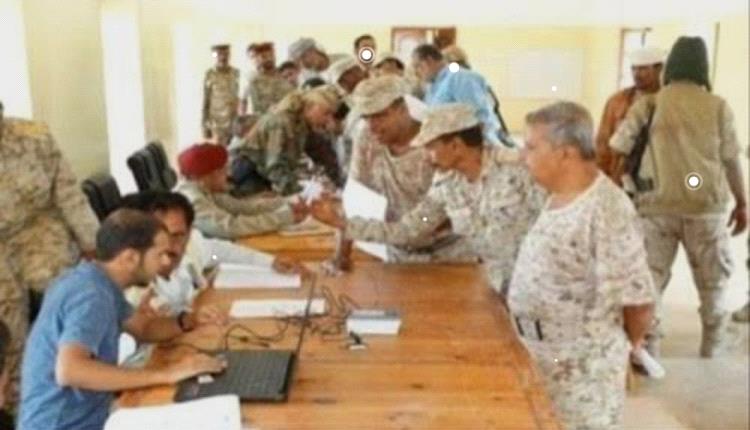 عسكريون يشكون من تأخر صرف الرواتب ويتهمون الدائرة المالية بإطلاق وعود غير دقيقة