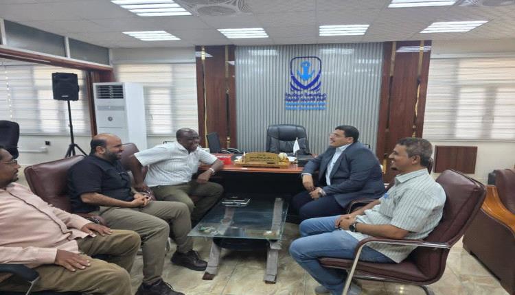 مدير عام فرع شركة النفط بساحل حضرموت يزور ميناء المكلا ويؤكد جاهزية تموين سُقطرى بالمشتقات النفطية