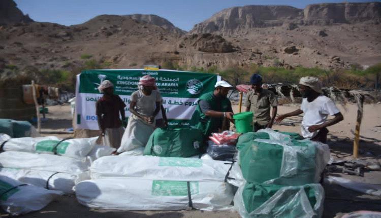 مركز الملك سلمان للإغاثة يوزع مساعدات إيوائية للمتضررين من حريق اِلتهم مساكن مواطنين بمديرية المسيلة بمحافظة المهرة