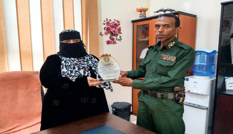 اتحاد نساء اليمن بأبين يتسلم درع الشكر والعرفان من الإصلاحية المركزية تقديراً لجهوده الإنسانية في رعاية النزيلات