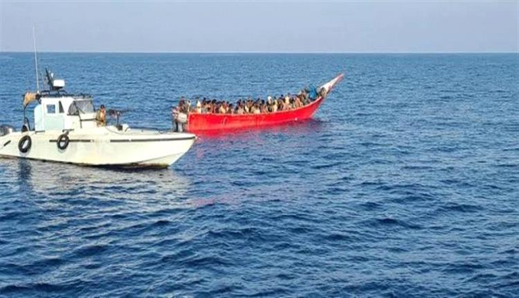 خفر السواحل ينجح في إنقاذ ركاب قارب معطل وسط البحر قبالة المهرة