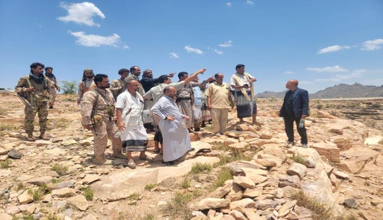 مدير عام قعطبة الشاعري يتفقد مشروع إنشاء موقع الحاجز المائي في يعبير بمريس ويحتوي خلافاً بين أهالي القرى المستفيدة