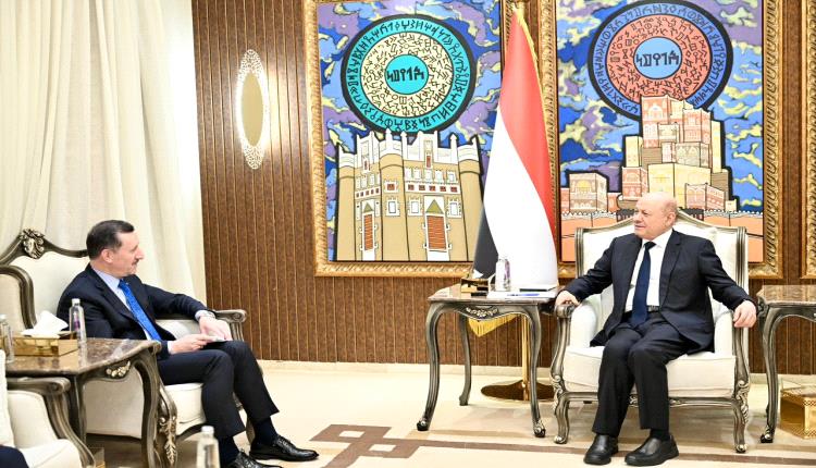 رئيس مجلس القيادة يستقبل القائم بالأعمال التركي ويحذر من اتفاقات تهدئة لا تعالج سلوك النظام الإيراني