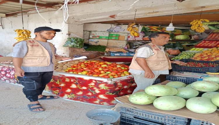 حملات رقابية واسعة في مديرية المعلا بعدن لضبط الأسواق ومراقبة أسعار السلع والأسماك