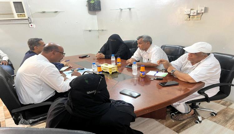 اجتماع موسع بالمكلا يبحث نقل النازحين والمهمشين إلى مخيم سكني منظم خارج المدينة