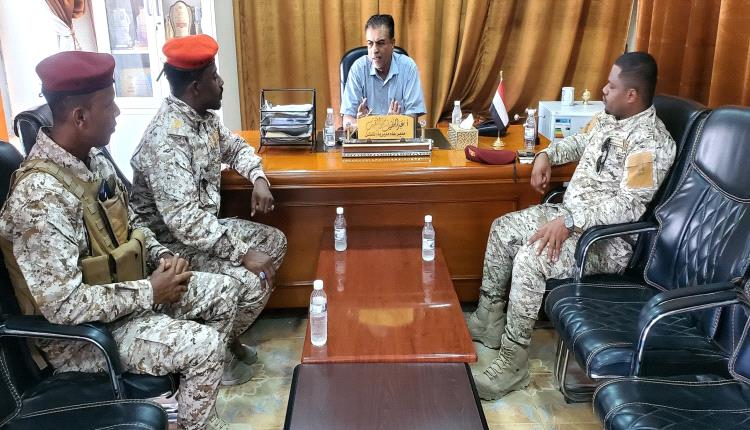 مدير عام مديرية القطن يناقش القضايا الأمنية مع قائد عمليات اللواء السادس بقوات درع الوطن