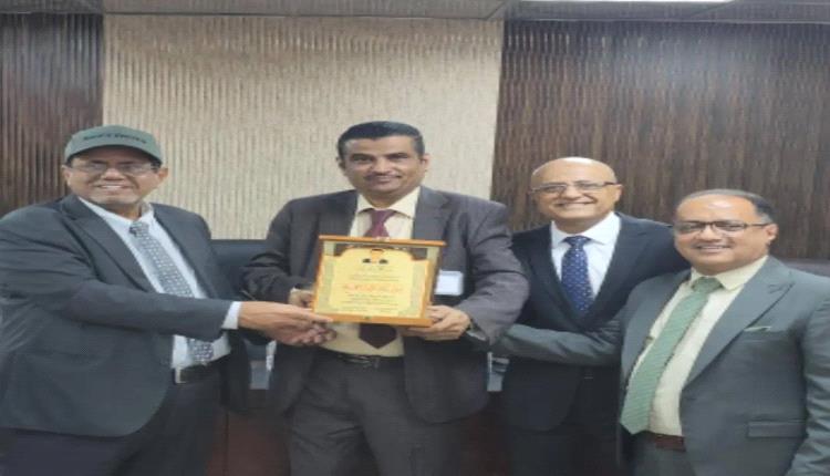برعاية الوزير العُمري والكابتن بن نهيد.. قطاع المطارات بهيئة الطيران المدني يكرّم الأستاذ عبدالله محمد جميع تقديراً لجهوده وعطائه