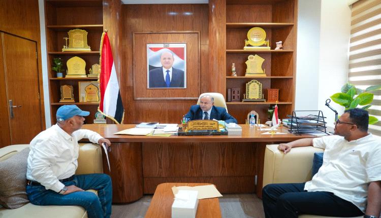 عضو مجلس القيادة المحافظ الخنبشي يناقش جهود تعزيز النظافة والتحسين بساحل حضرموت