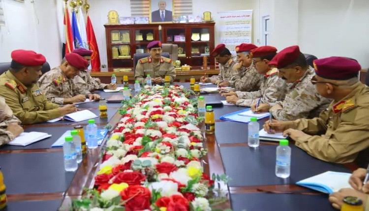 وزير الدفاع يجتمع بمساعديه ورؤساء الهيئات والتفتيش والرقابة ويؤكد الالتزام بالضوابط المنظمة للابتعاث