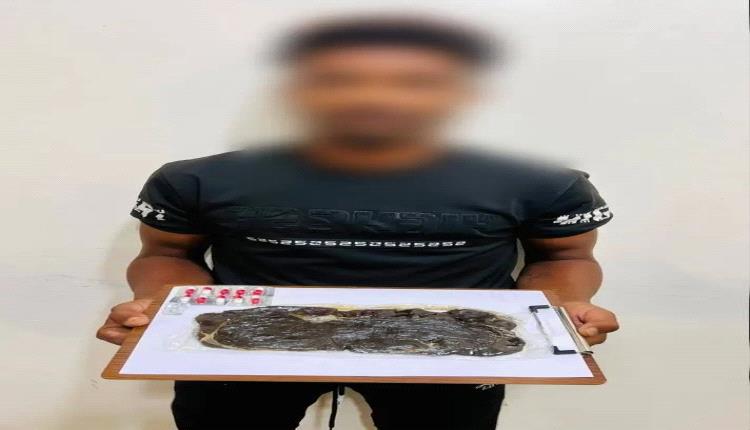 إدارة مكافحة المخدرات بعدن تطيح بمروج مخدرات نوع حشيش وبحوزته كمية بمنطقة القاهرة