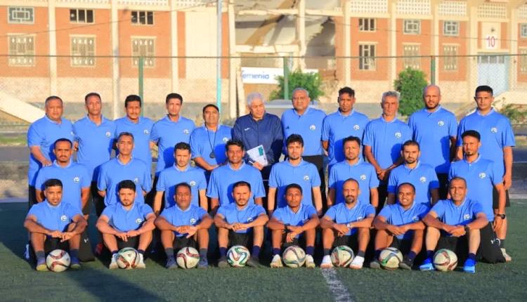 نائب مدير عام مكتب الشباب والرياضة بتعز يزور مشروع ملعب نادي الميناء بالمخا