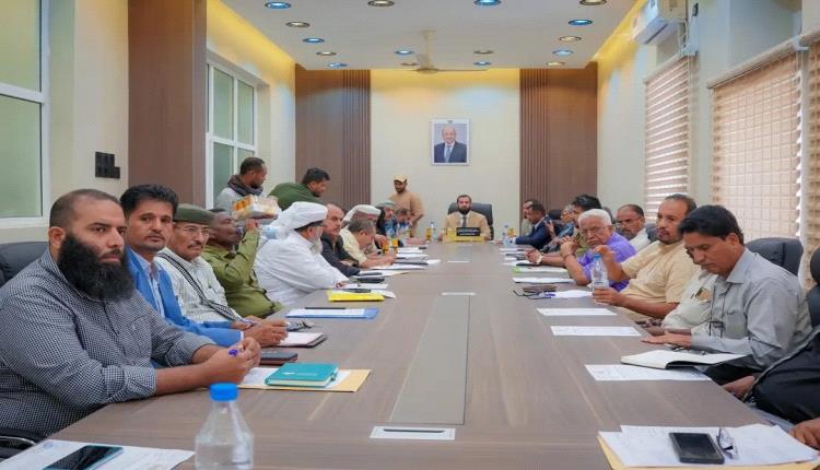 محافظ أبين يترأس اجتماعًا موسعًا للمكتب التنفيذي والهيئة الإدارية ومديري المديريات ويتخذ إجراءات لتعزيز الأداء