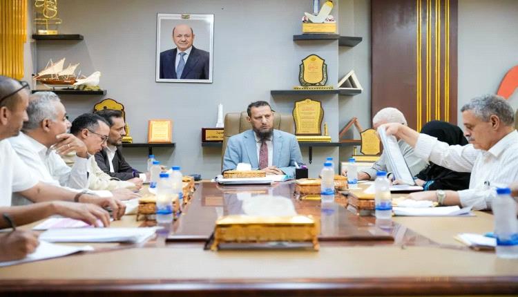 المحافظ شيخ يرأس اجتماعاً لمناقشة عدد من المشاريع في قطاعات المياه والأشغال والكهرباء وتطوير الجانبين المالي والإداري