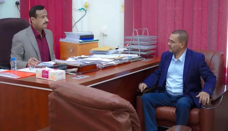 المحافظ بن الوزير يطّلع على أوضاع قطاع الاتصالات ويؤكد أهمية تطوير البنية التحتية الرقمية بالمحافظة
