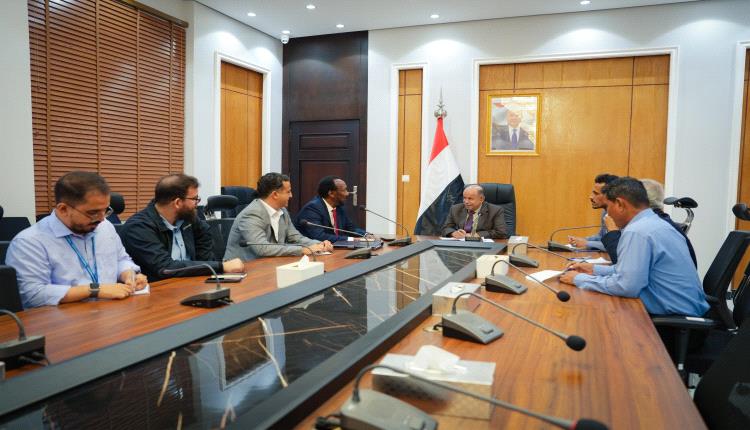 عضو مجلس القيادة محافظ حضرموت يبحث آليات توسيع التدخلات الإنسانية والشراكة مع برنامج الغذاء العالمي