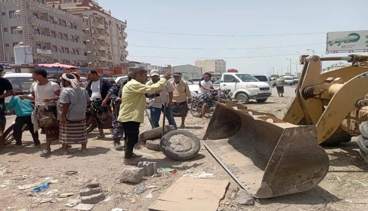لحج.. حملة مشتركة تنجح في تطهير شوارع مديرية تبن من الأسواق العشوائية ومحطات الوقود غير القانونية