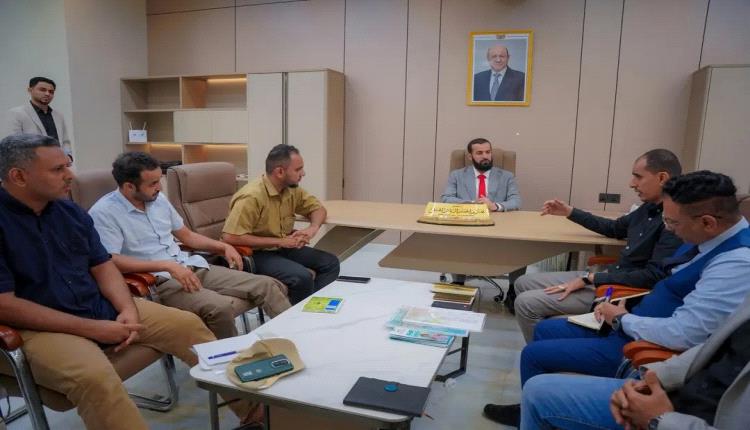 محافظ أبين يناقش تدخلات منظمة صناع النهضة ومؤسسة شباب أبين ويؤكد دعمه للمشاريع المستدامة