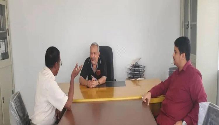 مدير عام الصحة بالمهرة يناقش ربط شبكة المياه للمشاريع الصحية الجديدة