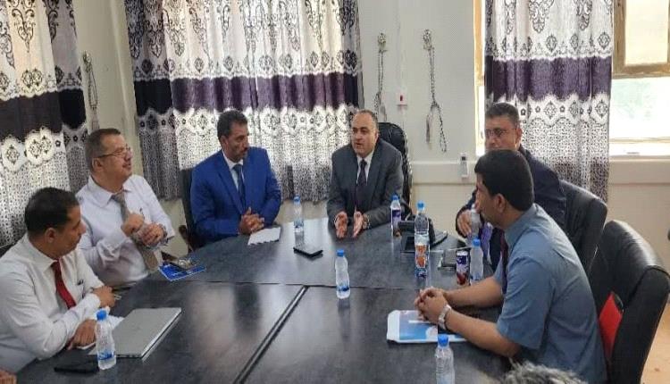 نائب وزير المالية يطلع على سير العمل بمكتب الوزارة في مأرب