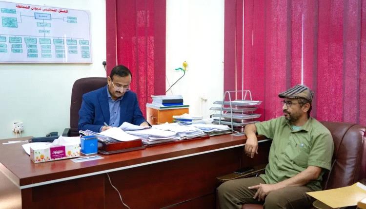 المحافظ بن الوزير يناقش تطوير منظومة الواجبات الزكوية ويؤكد تعزيز الرقابة على الموارد العامة