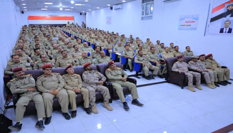 وزير الدفاع يتفقد كلية القيادة والأركان بمأرب ويشيد بدورها في إعداد وتأهيل القادة