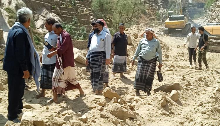مدير عام رصُد يتفقد مشروع طريق يافع الاستراتيجي ويشيد بتعاون الأهالي