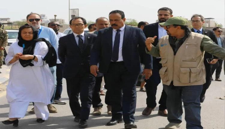 وزير الأشغال والسفير الياباني يطلعان على مشروع تأهيل طريق شارع الخمسين في عدن