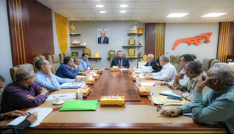 اجتماع برئاسة محافظ عدن يقر مصفوفة أولية من المشاريع الخدمية والتنموية