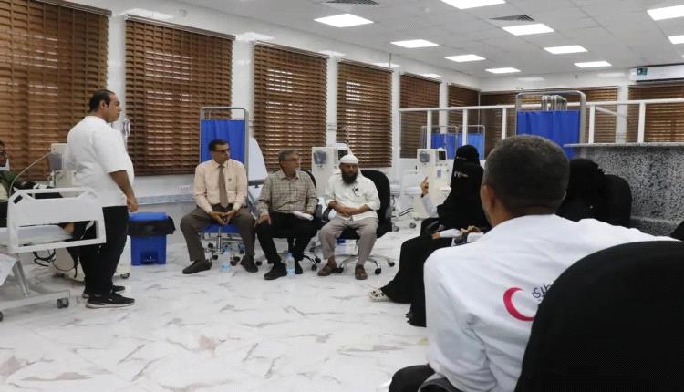 مدير عام مكتب الصحة بلحج يتفقد مركز الغسيل الكلوي في مستشفى ابن خلدون العام بلحج