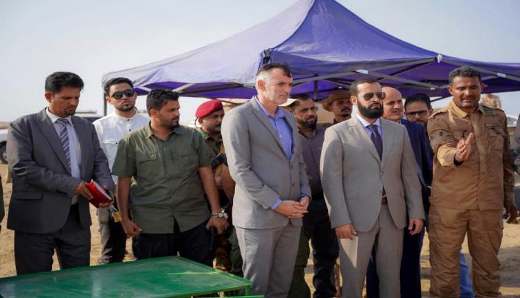 محافظ أبين يلتقي المدير القطري لمنظمة المساعدات الشعبية النرويجية ويزور موقع نزع الألغام بمنطقة الشيخ سالم