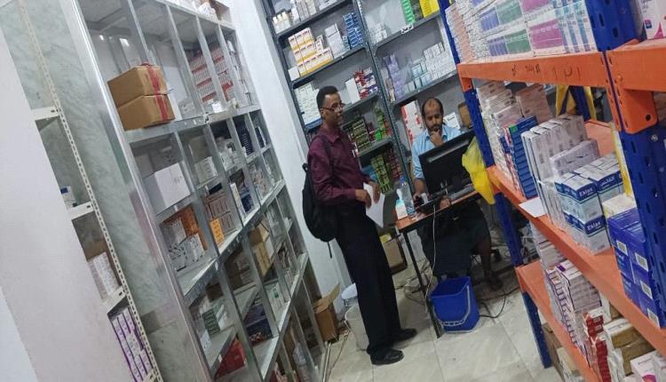 الصناعة والتجارة والصحة ينفذان حملة رقابية مشتركة على الصيداليات في المستشفيات بمدينة عتق