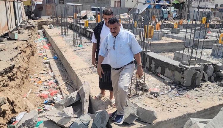 مدير عام المنصورة يتفقد مشروع استكمال بناء مكاتب السلطة المحلية بالمديرية