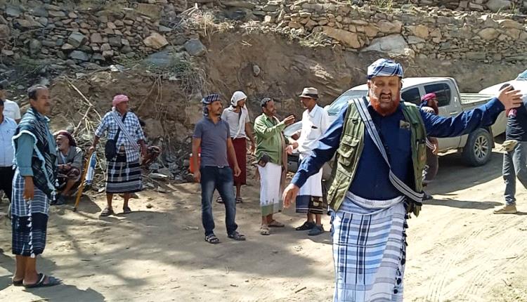 مدير عام سرار وعدد من المشايخ يتفقدون سير العمل في مشروع طريق يافع الاستراتيجي بمنطقة حوج