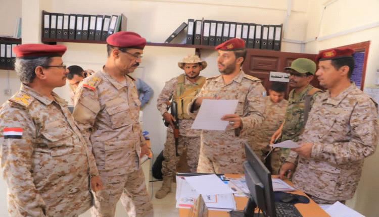 مساعد وزير الدفاع للموارد البشرية يتفقد دائرة شؤون الضباط ويشيد بمستوى الأداء المؤسسي