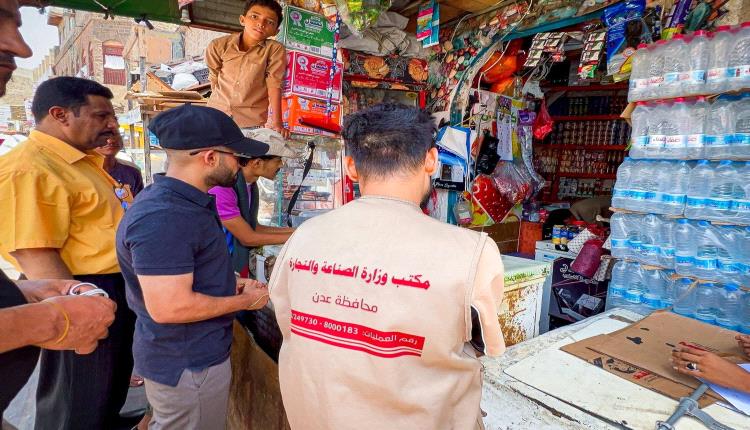 بن جرادي ينفذ نزولًا ميدانيًا لضبط الأسعار في أسواق مديرية صيرة ويؤكد استمرار الحملات الرقابية