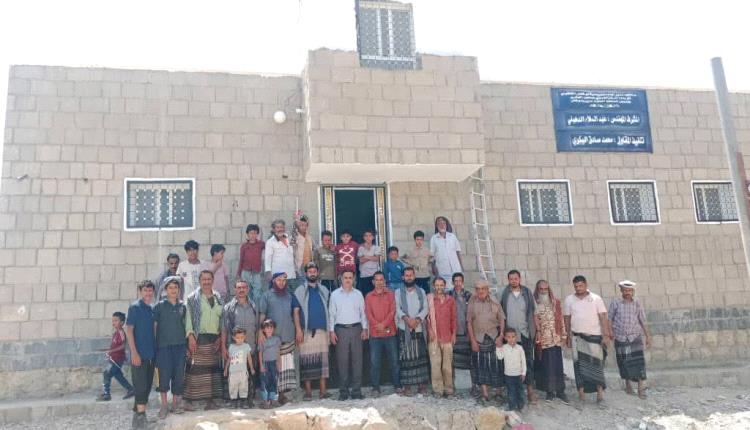 مدير عام ردفان يقص شريط افتتاح المركز النسوي بقرى الجبل المنجز بتمويل محلي من المجلس المحل