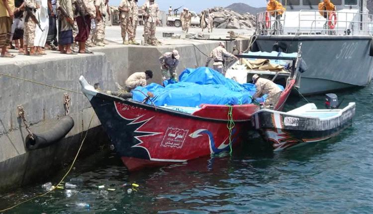 قوات العمالقة الجنوبية تضبط قاربًا يحمل معدات تصنيع أسلحة نوعية للحوثيين في باب المندب